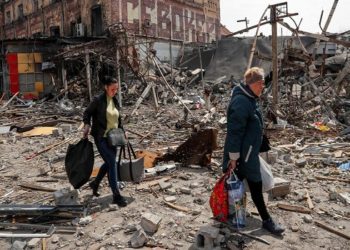 Kiev diz haver relatos de ataque químico em Mariupol, e Reino Unido verifica as informações. Prefeito afirma que mais de 10 mil civis já morreram na cidade. Zelenski fala em "nova fase de terror contra a Ucrânia".