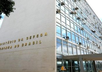 Entre 2019 e 2020, Defesa fez licitação para compra de R$ 37 mil em gel lubrificante íntimo Não há confirmação se compra foi efetuada, mas pedidos não eram de unidades de saúde Lubrificantes seriam destinados locais como o Centro de Aquisições Específicas da Aeronnáutica