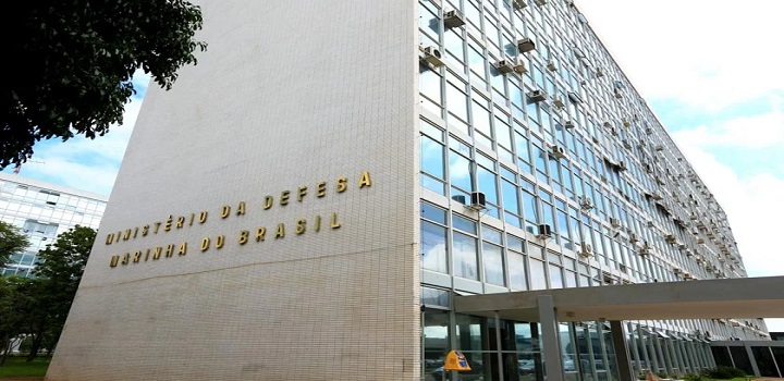 Entre 2019 e 2020, Defesa fez licitação para compra de R$ 37 mil em gel lubrificante íntimo Não há confirmação se compra foi efetuada, mas pedidos não eram de unidades de saúde Lubrificantes seriam destinados locais como o Centro de Aquisições Específicas da Aeronnáutica