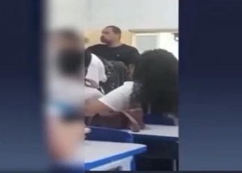 Investigado por assédio sexual contra 12 alunas em uma escola de São João do Meriti, no Rio de Janeiro, um professor foi flagrado chamando dois estudantes para briga em sala de aula.