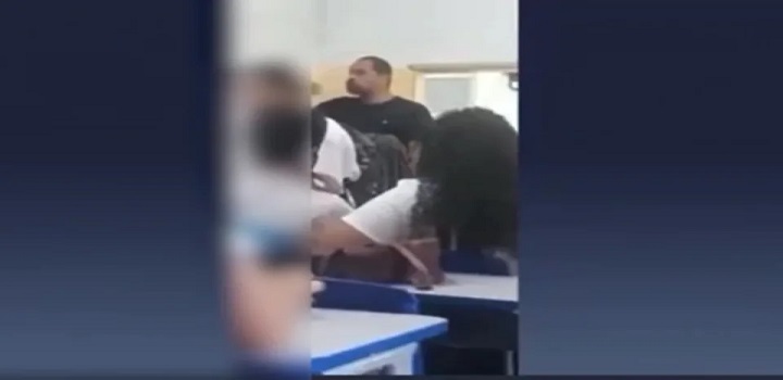Investigado por assédio sexual contra 12 alunas em uma escola de São João do Meriti, no Rio de Janeiro, um professor foi flagrado chamando dois estudantes para briga em sala de aula.
