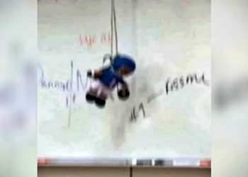 Um professor branco de História foi afastado da escola de ensino médio em que lecionava, em Chicago, nos Estados Unidos, após pendurar um boneco negro pelo pescoço em um cordão dentro de sala de aula.