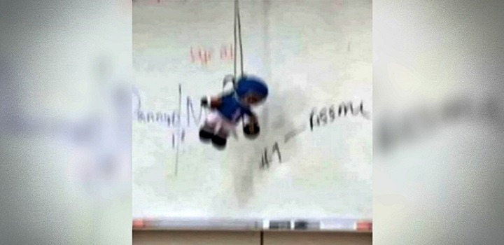Um professor branco de História foi afastado da escola de ensino médio em que lecionava, em Chicago, nos Estados Unidos, após pendurar um boneco negro pelo pescoço em um cordão dentro de sala de aula.