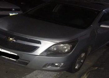 Motorista foi preso no porta-malas do carro mas conseguiu pedir socorro com um dos celulares (Foto: Polícia Militar/Divulgação)