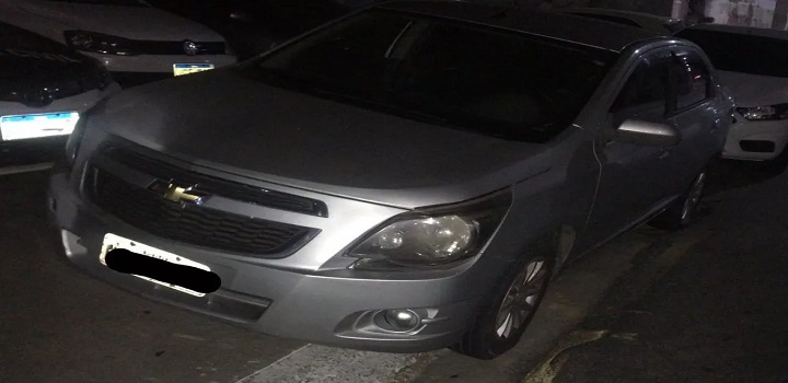 Motorista foi preso no porta-malas do carro mas conseguiu pedir socorro com um dos celulares (Foto: Polícia Militar/Divulgação)