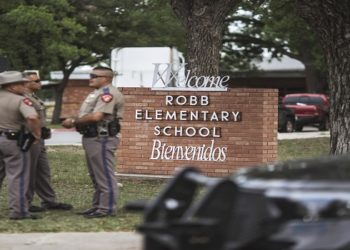Ataque em escola primária deixa 21 pessoas mortas nos Estados Unidos