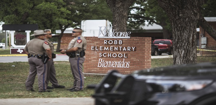 Ataque em escola primária deixa 21 pessoas mortas nos Estados Unidos