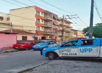 Corpo de moradora morta na Chatuba — Foto: Reprodução/TV Globo