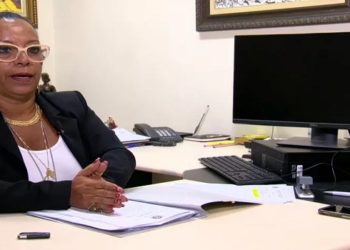 Adriana Belém é presa após MP apreender quase R$ 2 milhões no apartamento da delegada Denunciada por facilitar operação de caça-níqueis, ela foi alvo de operação do Ministério Público contra rede de jogos de azar. No despacho, juiz cita que 'gigantesco valor em espécie' indica 'grau exacerbado de comprometimento com a organização criminosa'.