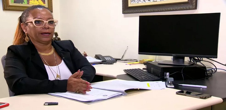 Adriana Belém é presa após MP apreender quase R$ 2 milhões no apartamento da delegada Denunciada por facilitar operação de caça-níqueis, ela foi alvo de operação do Ministério Público contra rede de jogos de azar. No despacho, juiz cita que 'gigantesco valor em espécie' indica 'grau exacerbado de comprometimento com a organização criminosa'.