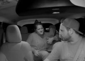 Vídeo viralizou mundialmente: motorista branco antirracista expulsou passageira do carro após ela fazer comentário deplorável antes da corrida. As imagens revelaram o racismo não só contra negros, mas contra imigrantes que falam outras línguas nos EUA