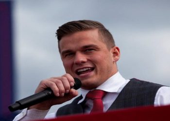 Madison Cawthorn, de 26 anos, é o mais jovem parlamentar do país e candidato à reeleição, flagrado na cama com outro homem