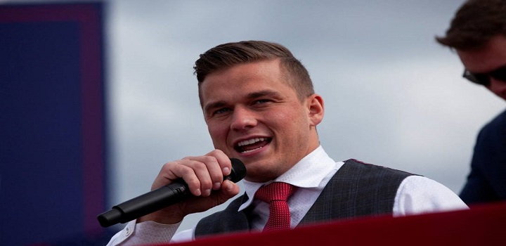 Madison Cawthorn, de 26 anos, é o mais jovem parlamentar do país e candidato à reeleição, flagrado na cama com outro homem