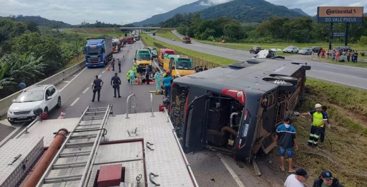 Acidente de ônibus da dupla Conrado e Aleksandro deixou seis mortos — Foto: Reprodução