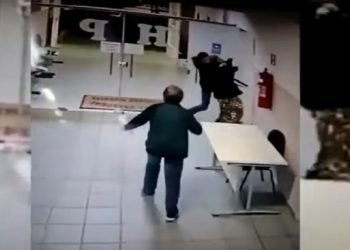 Aluno dá mata leão em diretora