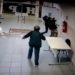 Aluno dá mata leão em diretora