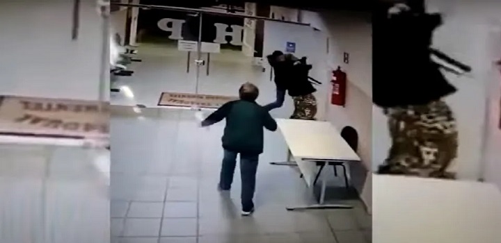Aluno dá mata leão em diretora