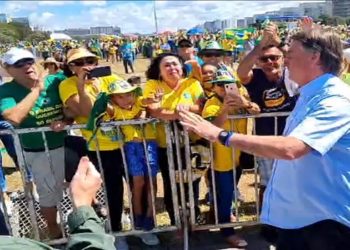 O presidente Jair Bolsonaro acenou para apoiadores durante manifestação pró-governo em Brasília — Foto: Reprodução/Facebook