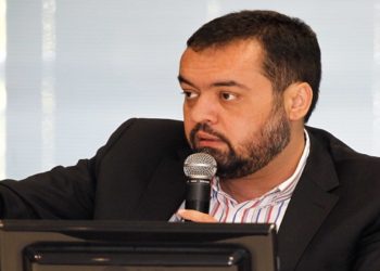 Cláudio Castro sanciona lei com o objetivo de estimular denúncias sobre violência contra crianças Condomínios residenciais e comerciais deverão manter cartazes com os canais oficiais para esse tipo de denúncia