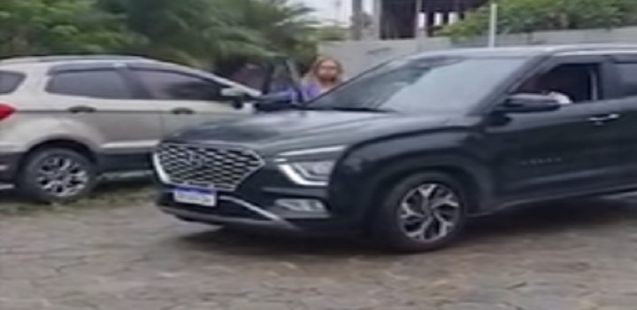 Defensora pública aposentada chama entregador de 'macaco' em Niterói, RJ; VÍDEO