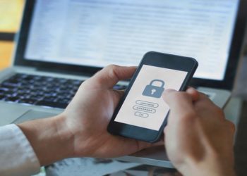 O cidadão que tem o celular furtado ou roubado pode ser vítima do "golpe do limpa tudo", no qual os criminosos descobrem as senhas de aplicativos de bancos e demais instituições financeiras e fazem transações para levar todo o dinheiro da vítima