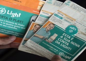 Moradores reclamam de valores cobrados pela Light, que chegam a ser cinco vezes maiores que a média