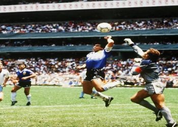 Maradona marca o primeiro gol da Argentina diante da Inglaterra em 1986 — Foto: Getty Images