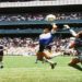 Maradona marca o primeiro gol da Argentina diante da Inglaterra em 1986 — Foto: Getty Images