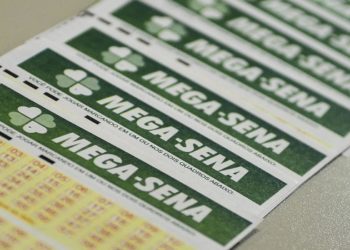 Prêmio da Mega-Sena está acumulado em R$ 145 milhões. Sorteio ocorre neste sábado às 21h com transmissão ao vivo pela Caixa.