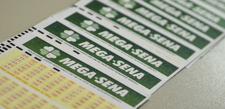 Prêmio da Mega-Sena está acumulado em R$ 145 milhões. Sorteio ocorre neste sábado às 21h com transmissão ao vivo pela Caixa.