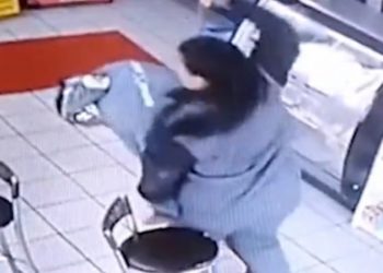 Mulher bate em homem que passou a mão em sua coxa