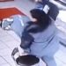 Mulher bate em homem que passou a mão em sua coxa