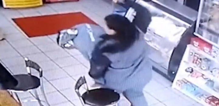 Mulher bate em homem que passou a mão em sua coxa