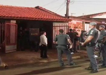 Redação Pragmatismo Redação Pragmatismo Editor(a) Barbárie 25/Mai/2022 às 10:16 COMENTÁRIOS Após sete horas de negociações, pai mata as filhas de 5 e 6 anos em SP Desfecho trágico comoveu vizinhos: meninas de 5 e 6 anos são achadas mortas em casa horas após pai anunciar que estava mantendo as crianças reféns. Ocorrência mobilizou a PM, Polícia Civil e GATE. Homem não aceitava o fim do relacionamento com a ex-esposa pai mata filhas SP (Casa onde ocorreu o crime) Um pai de 28 anos matou as duas filhas, de 5 e 6 anos, após fazê-las reféns dentro da casa da família em Taquarituba (SP)
