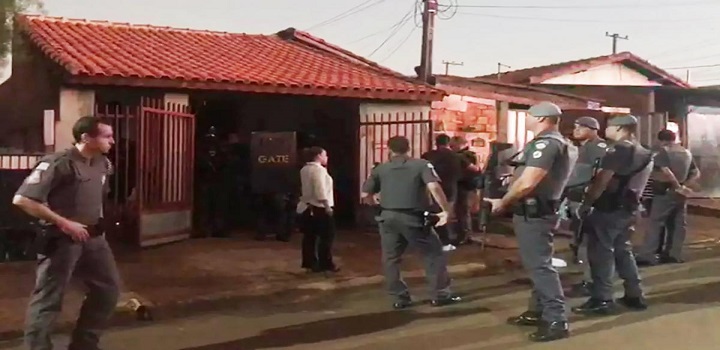 Redação Pragmatismo Redação Pragmatismo Editor(a) Barbárie 25/Mai/2022 às 10:16 COMENTÁRIOS Após sete horas de negociações, pai mata as filhas de 5 e 6 anos em SP Desfecho trágico comoveu vizinhos: meninas de 5 e 6 anos são achadas mortas em casa horas após pai anunciar que estava mantendo as crianças reféns. Ocorrência mobilizou a PM, Polícia Civil e GATE. Homem não aceitava o fim do relacionamento com a ex-esposa pai mata filhas SP (Casa onde ocorreu o crime) Um pai de 28 anos matou as duas filhas, de 5 e 6 anos, após fazê-las reféns dentro da casa da família em Taquarituba (SP)