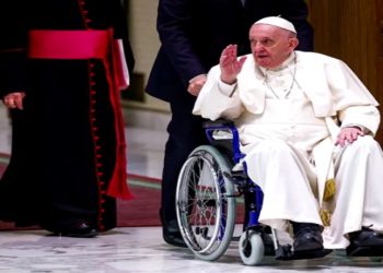 Papa Francisco usa cadeira de rodas após dores no joelho