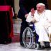 Papa Francisco usa cadeira de rodas após dores no joelho