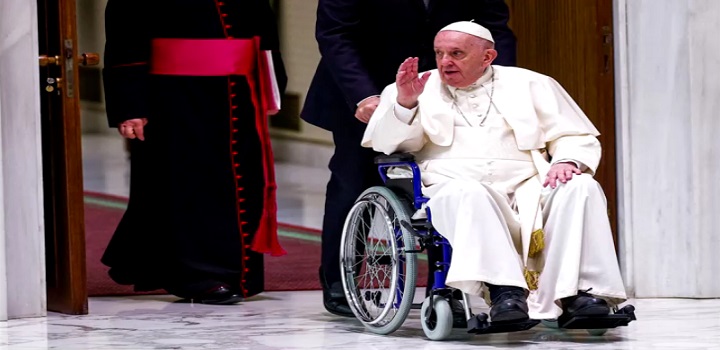 Papa Francisco usa cadeira de rodas após dores no joelho