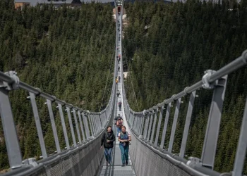 Passarela suspensa mais longa do mundo é inaugurada na República Tcheca A Sky Bridge 721, suspensa por cabos, fica 95 metros acima do fundo do vale e se estende entre 1.110 e 1.116 metros acima do nível do mar