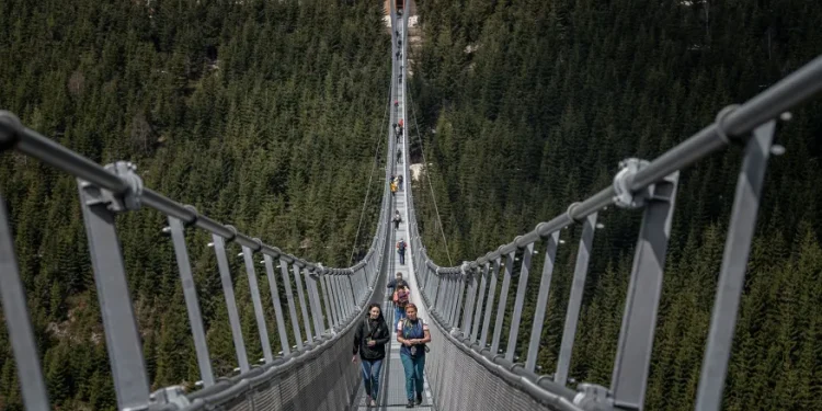 Passarela suspensa mais longa do mundo é inaugurada na República Tcheca A Sky Bridge 721, suspensa por cabos, fica 95 metros acima do fundo do vale e se estende entre 1.110 e 1.116 metros acima do nível do mar