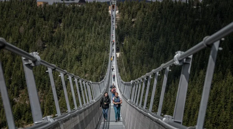 Passarela suspensa mais longa do mundo é inaugurada na República Tcheca A Sky Bridge 721, suspensa por cabos, fica 95 metros acima do fundo do vale e se estende entre 1.110 e 1.116 metros acima do nível do mar