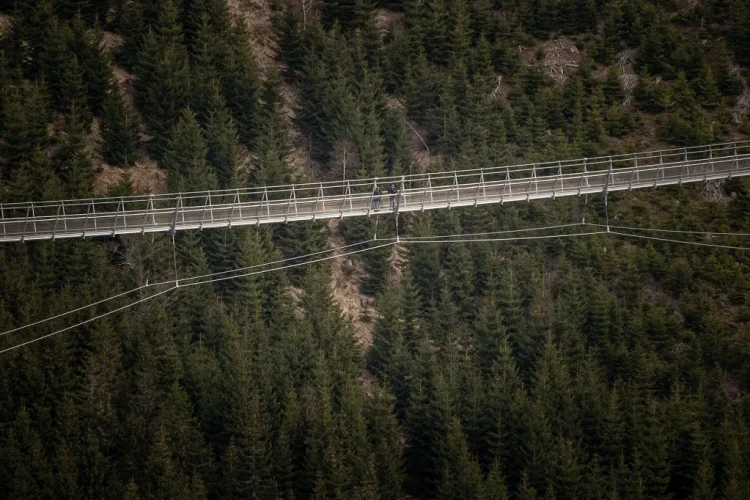 Sky Bridge 721: são 95 metros acima do fundo do vale/ Anadolu Agency via Getty Images
