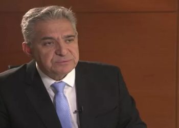 Um rombo milionário nos cofres públicos: a Polícia Federal investiga o desvio de R$ 150 milhões das áreas de educação e saúde na cidade de Guarujá, no litoral paulista. Entre os investigados estão o prefeito afastado, a primeira-dama e um empresário acusado de usar o dinheiro para promover a própria carreira de cantor.