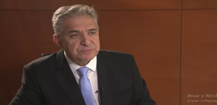 Um rombo milionário nos cofres públicos: a Polícia Federal investiga o desvio de R$ 150 milhões das áreas de educação e saúde na cidade de Guarujá, no litoral paulista. Entre os investigados estão o prefeito afastado, a primeira-dama e um empresário acusado de usar o dinheiro para promover a própria carreira de cantor.