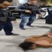 Um homem foi preso em flagrante na noite desta sexta-feira (6) em São Pedro da Aldeia, na Região dos Lagos do Rio, por torturar a companheira e o filho dela,