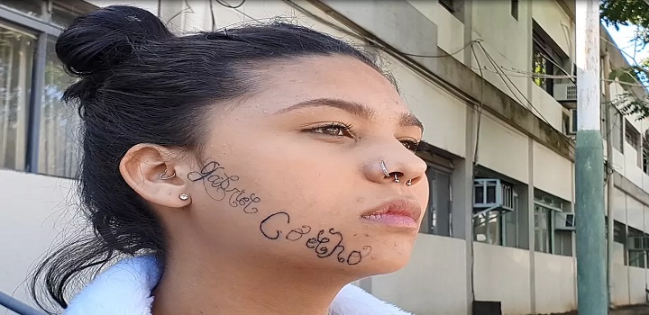 Ex-namorado tatua a força nome no rosto de jovem em taubaté