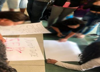 Alunos da Escola Estadual Professora Rosa Inês Bornia Moreira, em Sete Praias, na Zona Sul de São Paulo (próximo a Diadema), acusam a diretora de assédio moral, transfobia e de impedir que alunos do período noturno jantem no colégio.
