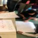 Alunos da Escola Estadual Professora Rosa Inês Bornia Moreira, em Sete Praias, na Zona Sul de São Paulo (próximo a Diadema), acusam a diretora de assédio moral, transfobia e de impedir que alunos do período noturno jantem no colégio.