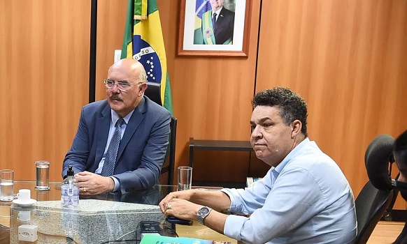 pastor e lobista Arilton Moura, apontado pela Polícia Federal como suspeito de participar de um esquema de corrupção no Ministério da Educação, realizou um telefonema para sua equipe de defesa após ter sido levado preso à sede da PF no Pará na última quarta-feira