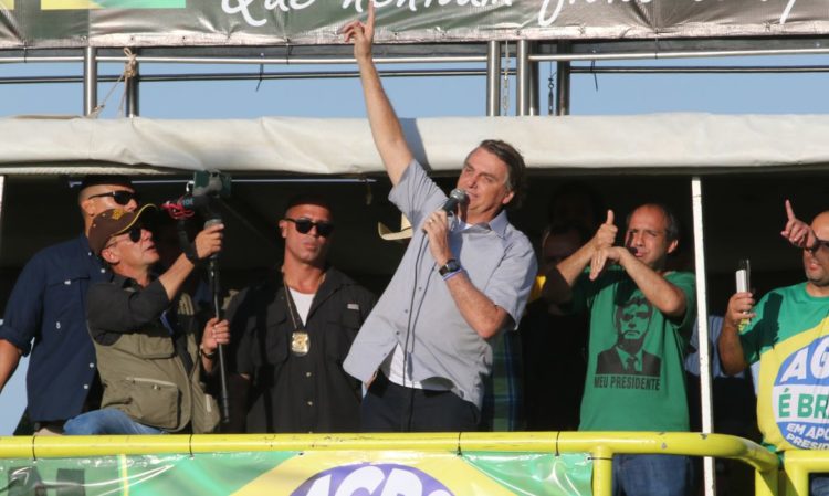 Presidente Jair Bolsonaro, acompanhado de diversos ministro participa de manifestação organizada pelo movimento agricola brasileiro.